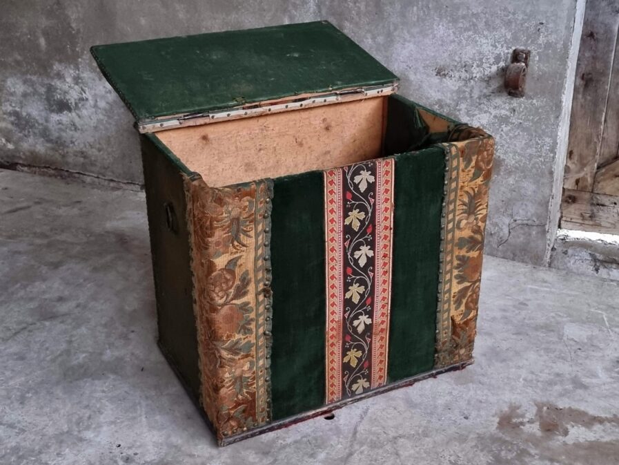 Antique trunk brocante French storage box